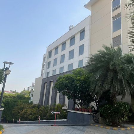 V Retreat Gurgaon Hotel Exterior photo