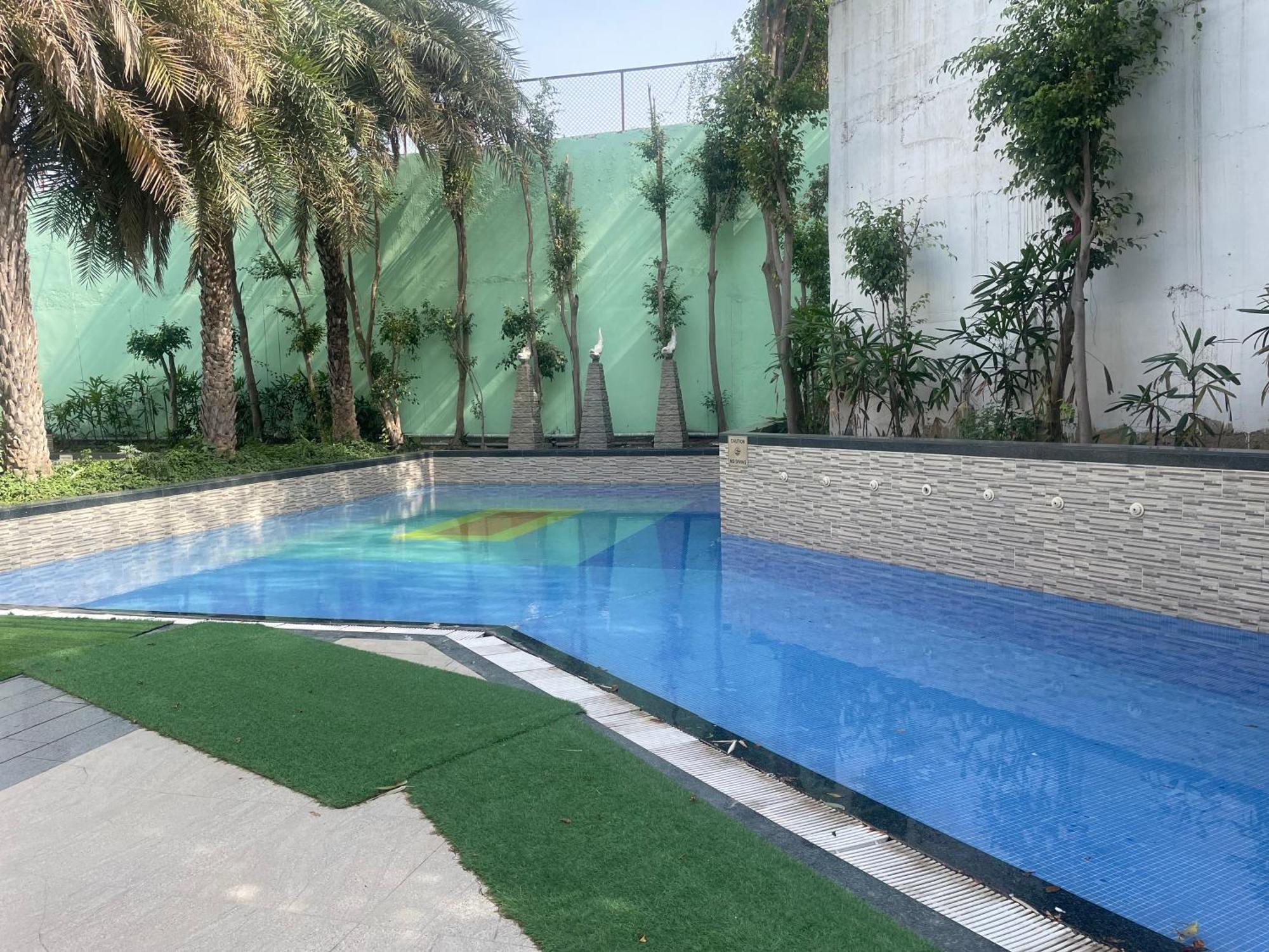 V Retreat Gurgaon Hotel Exterior photo