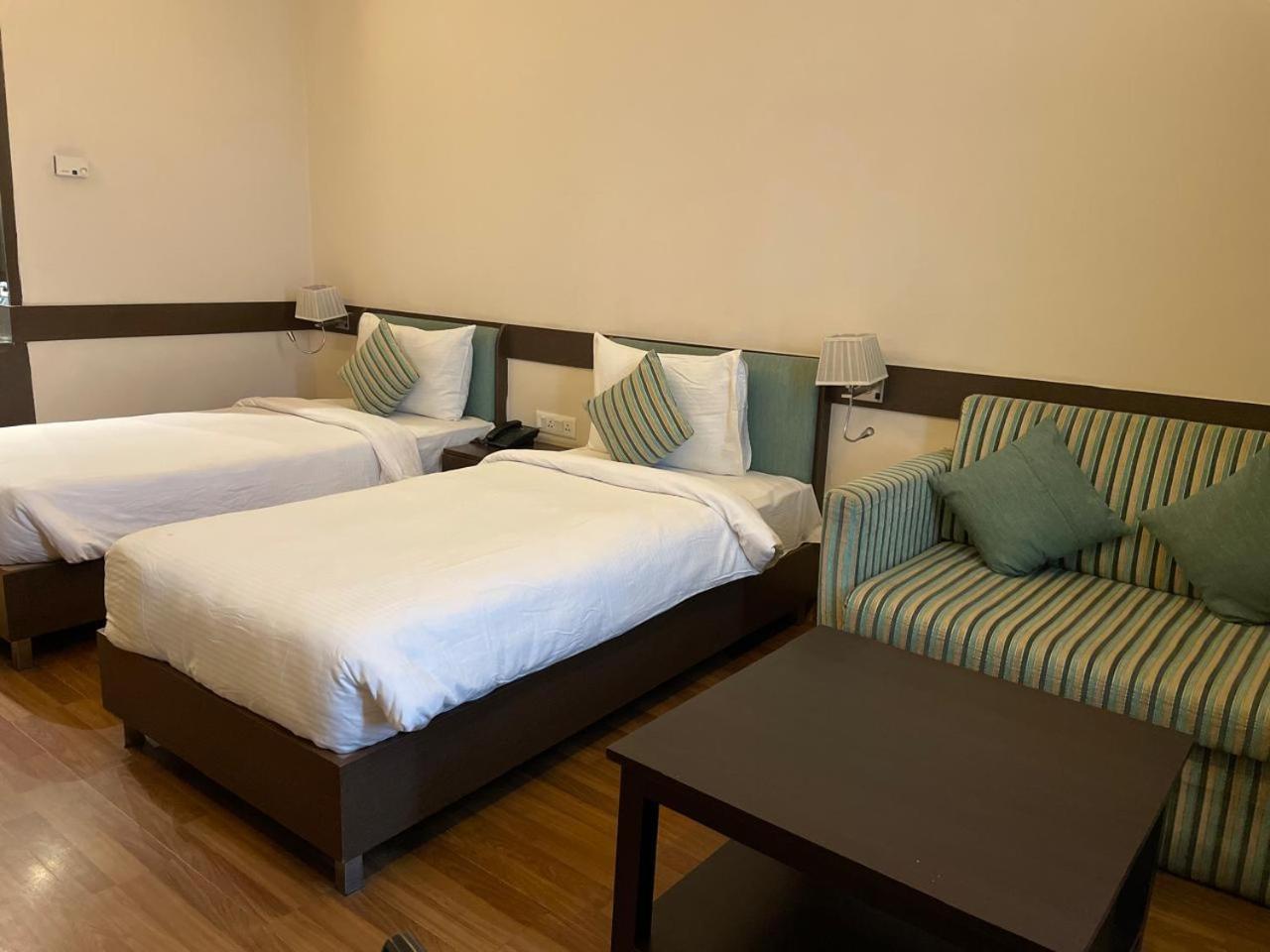 V Retreat Gurgaon Hotel Exterior photo
