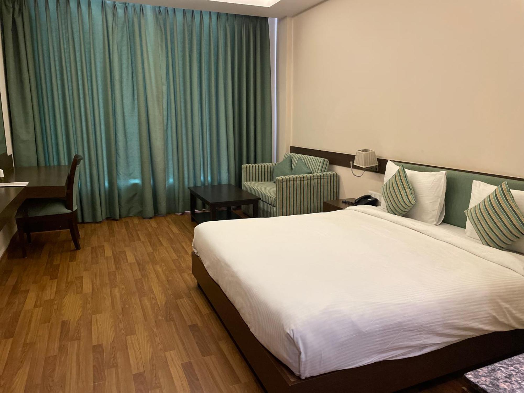 V Retreat Gurgaon Hotel Exterior photo